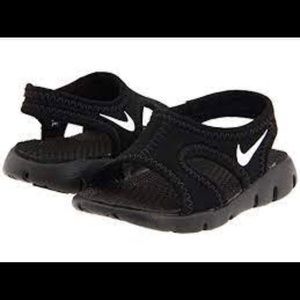 NIKE Boys Toddler Slip On sandal size: 5.5 water shoes